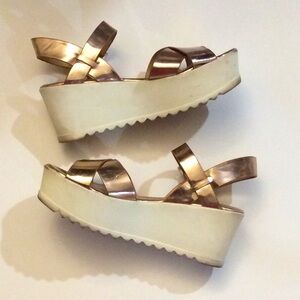 🎉🎉🎉Steve Madden metallic wedge sandals